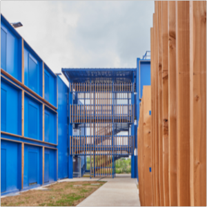 Vue en perspective de la cage d'escalier de l'îlot bleu.